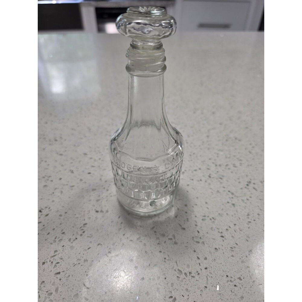 Mogen David Vintage Wine Small Decanter Beautiful waffle glass made in USA